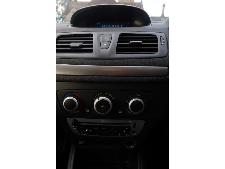 2013 Renault Fluence - image 5