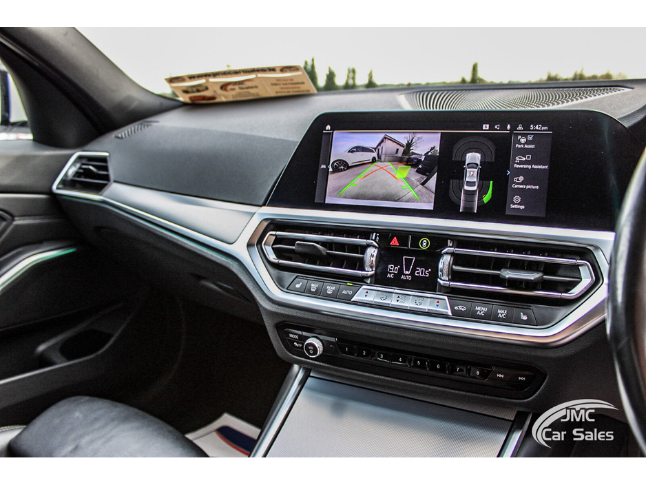 2021 BMW 3 Series - image 18