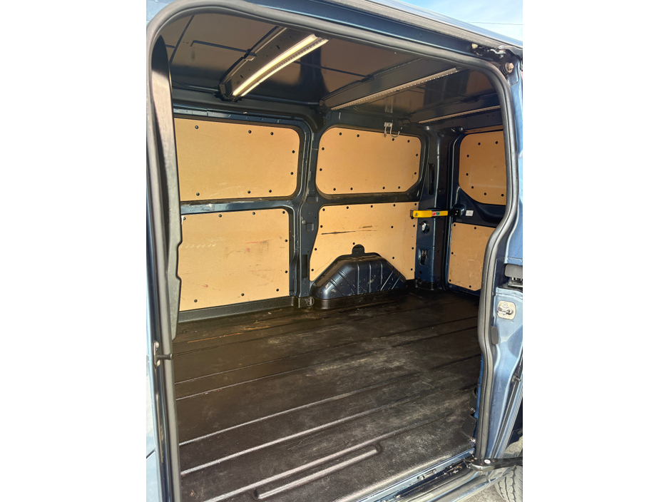 2022 Ford Transit Custom - image 8