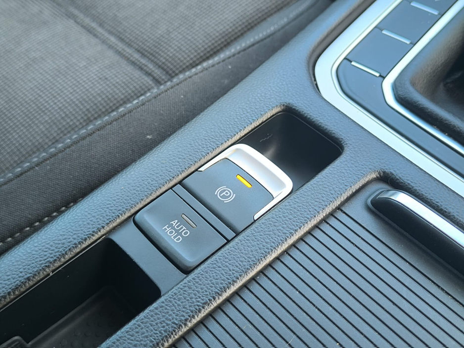 2018 Volkswagen Passat - image 32