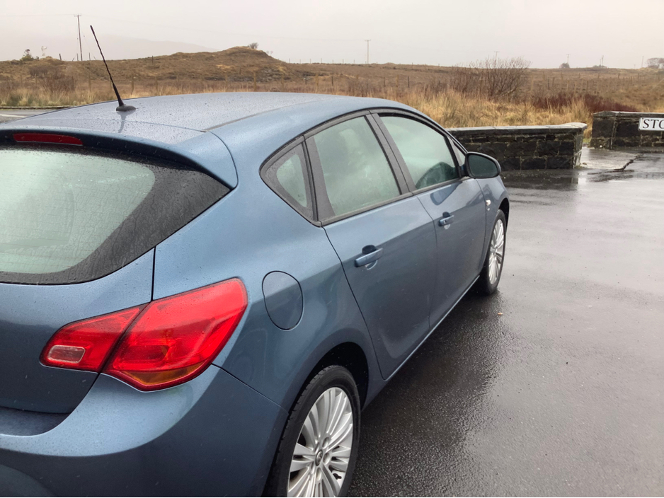 2014 Vauxhall Astra - image 8