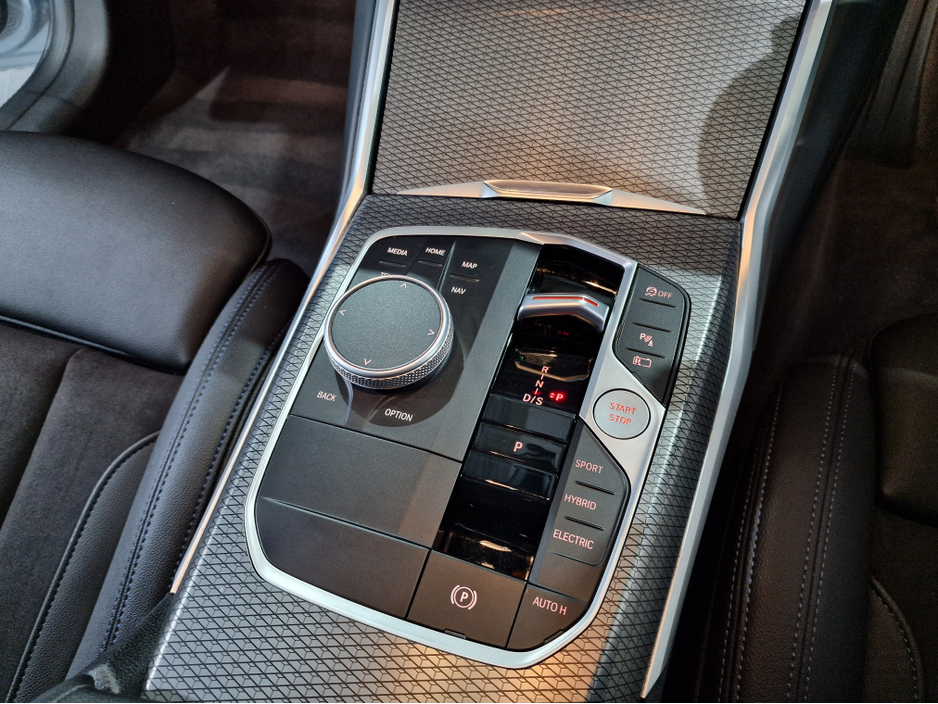 2023 BMW 3 Series 330E TOURING M SPORT (TECH PACK) AUTOMATIC **ONE OWNER / APPLE CARPLAY / CRUISE CONTROL / ELECTRIC BOOTLID / HEAD UP DISPLAY / HARMAN KARDON SOUND / REVERSE CAMERA / WIRELESS PHONE CHARGING** €39,900