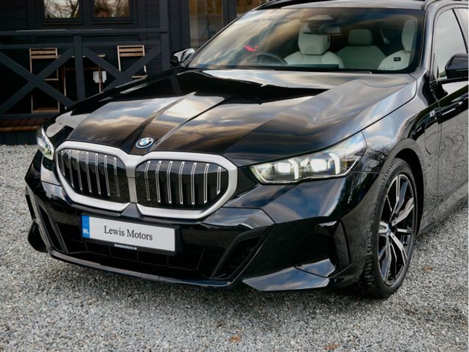 2025 BMW 5 Series - image 11