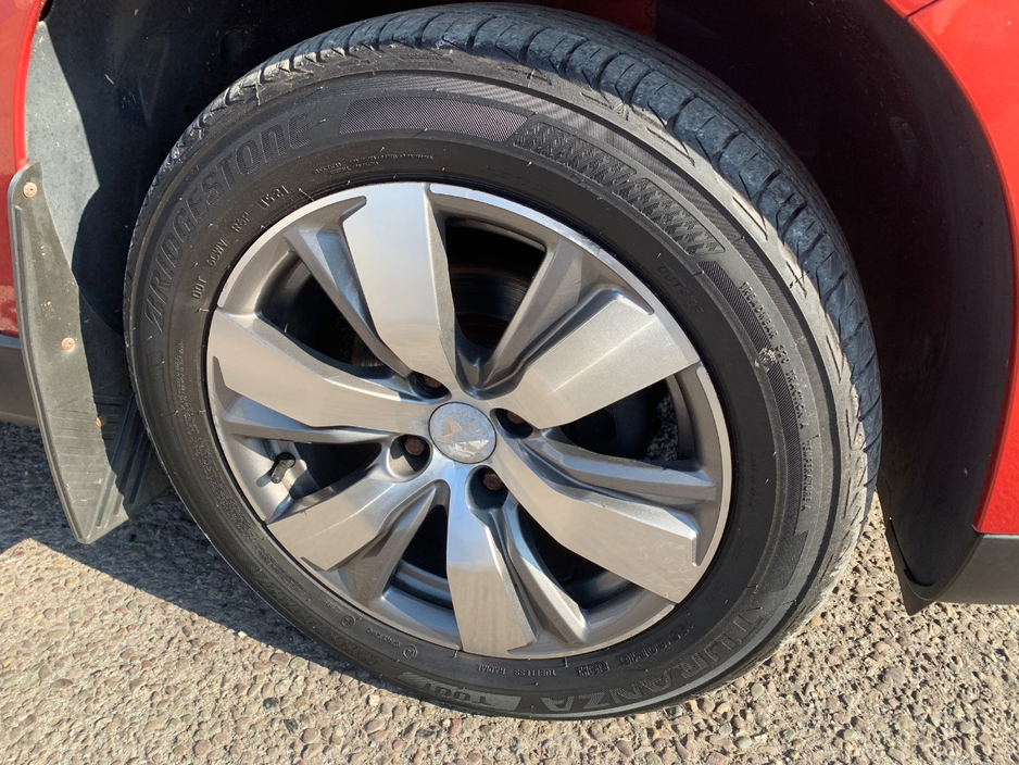 2016 Peugeot 2008 - image 3