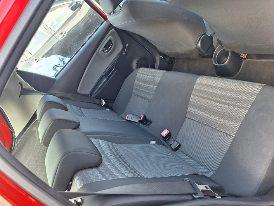 2017 Toyota Yaris - image 11