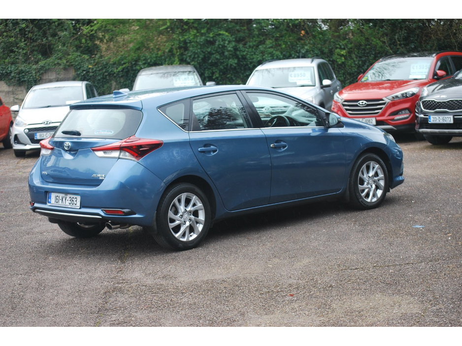 2016 Toyota Auris - image 4