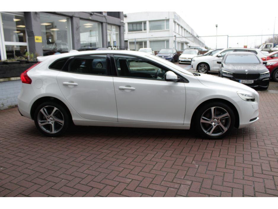 2016 Volvo V40 - image 3