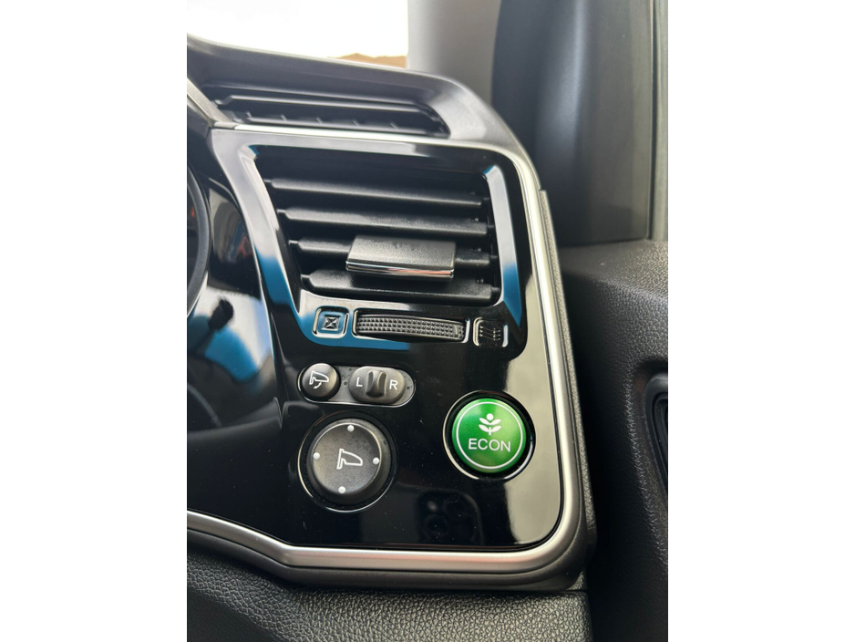 2019 Honda Grace - image 16