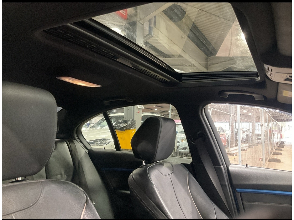 2016 BMW 3 Series - image 9