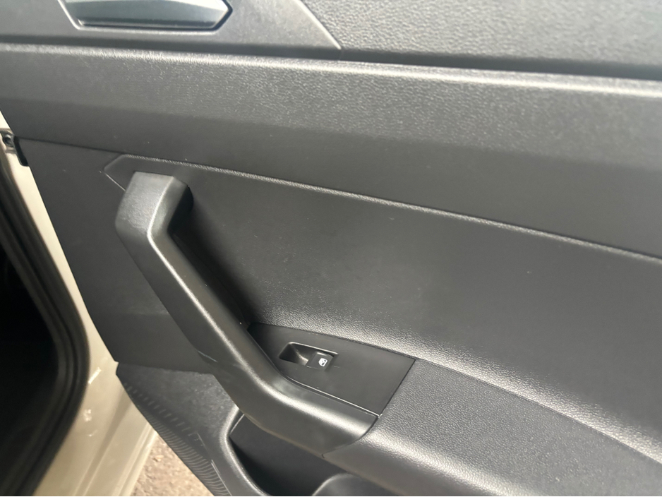 2023 Volkswagen Polo - image 3