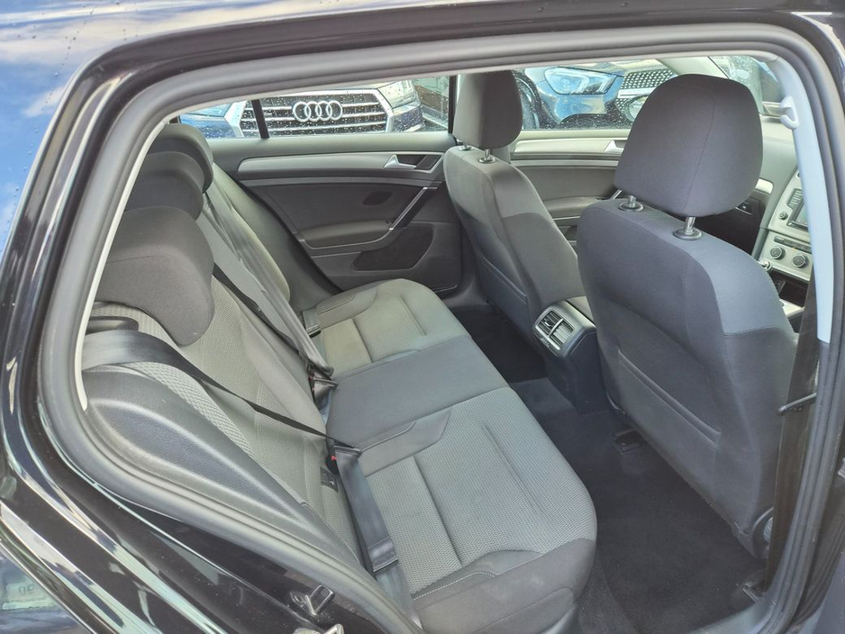 2015 Volkswagen Golf - image 3