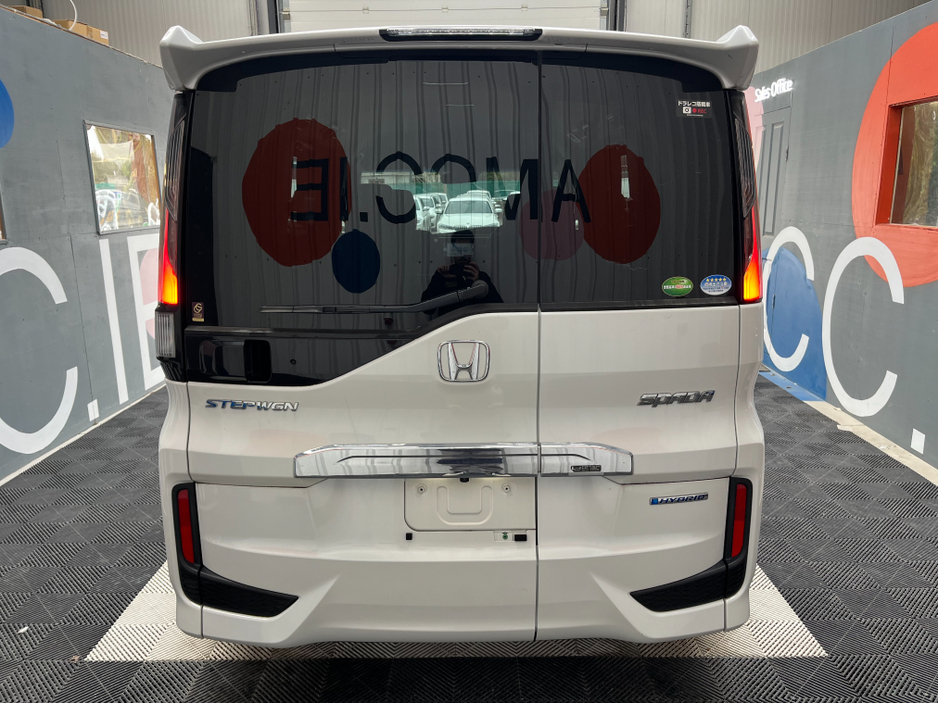 2018 Honda Stepwagon - image 3