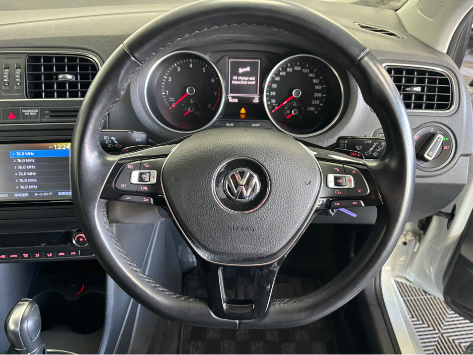 2016 Volkswagen Polo - image 9