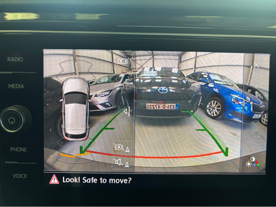 2019 Volkswagen T-Roc - image 2