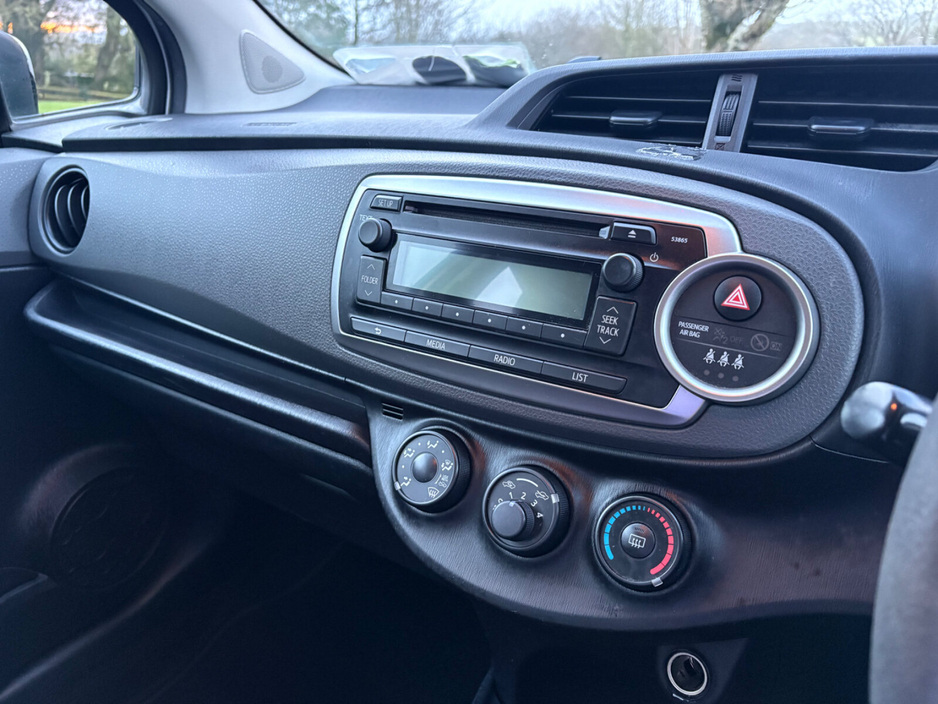 2014 Toyota Yaris - image 11