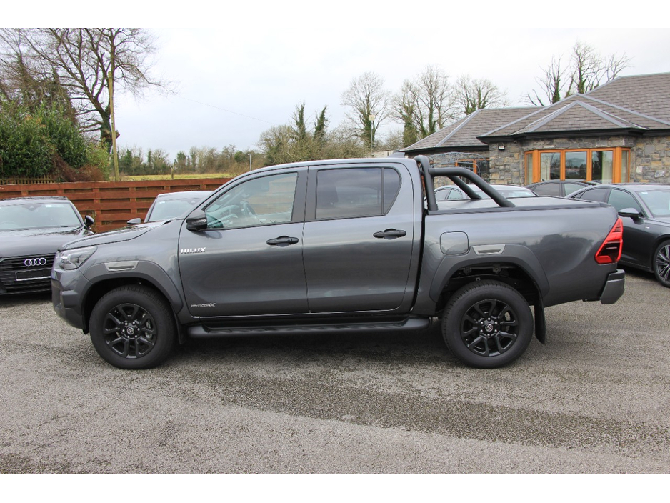 2025 Toyota Hilux - image 12