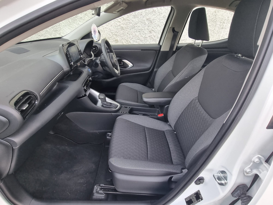 2024 Toyota Yaris - image 25