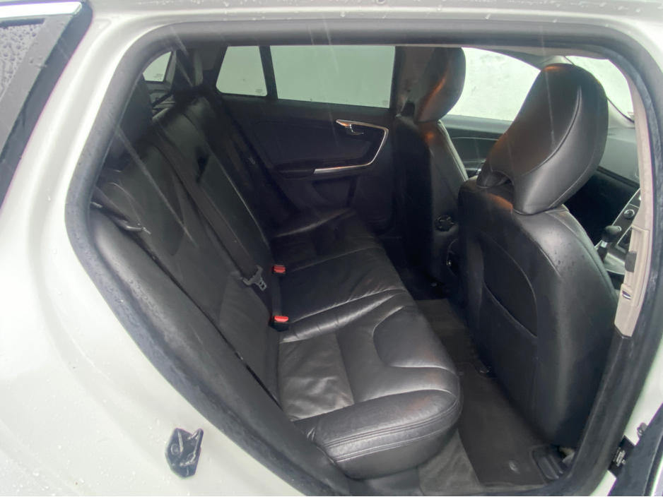 2012 Volvo V60 - image 5