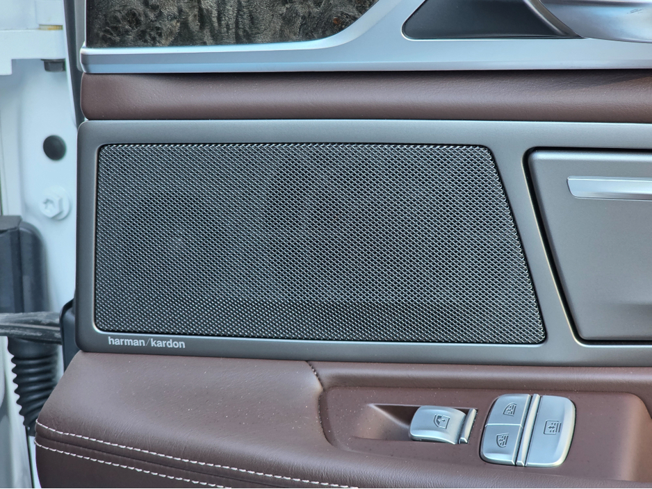 2017 BMW 7 Series - image 30