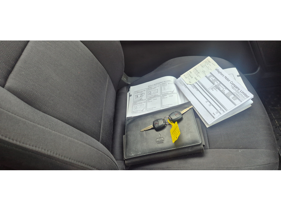 2014 Mitsubishi Pajero - image 9