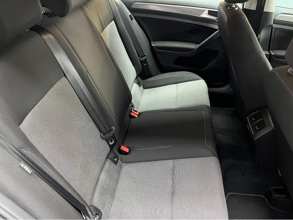 2014 Volkswagen Golf - image 11