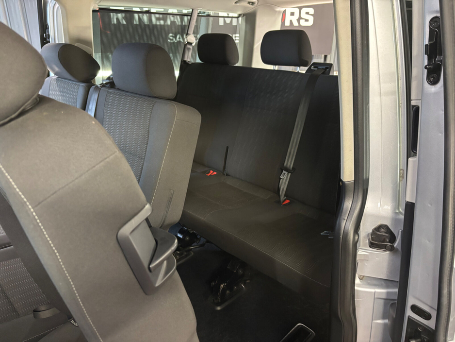 2019 Volkswagen Transporter Shuttle - image 14