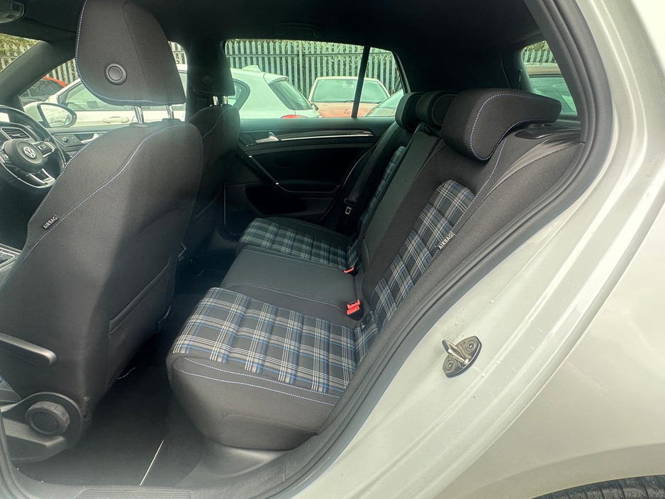 2015 Volkswagen Golf - image 15