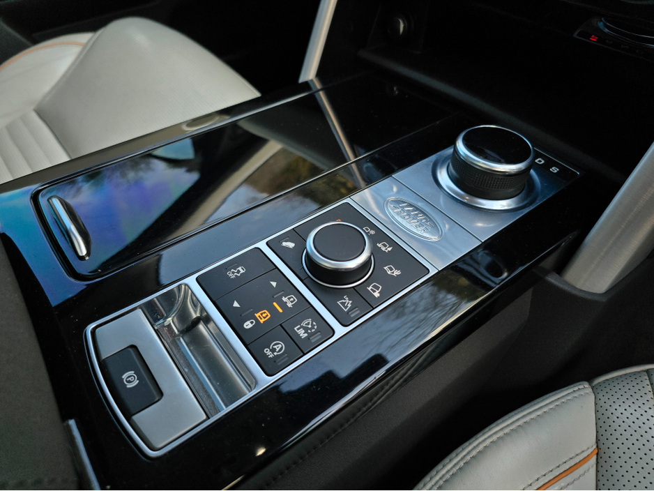 2017 Land Rover Discovery - image 28