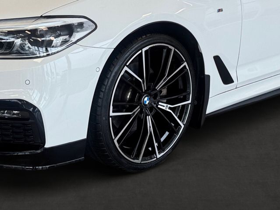 2020 BMW 5 Series - image 10