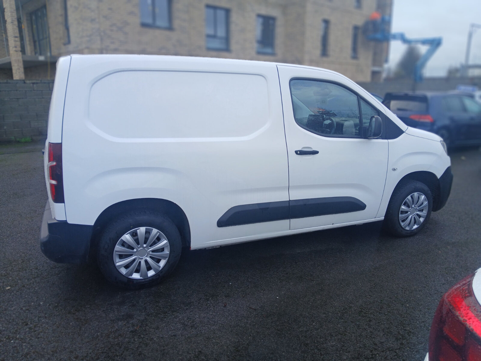 2021 Citroen Berlingo - image 2