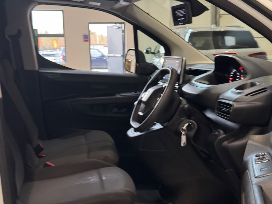 2020 Peugeot Partner - image 11
