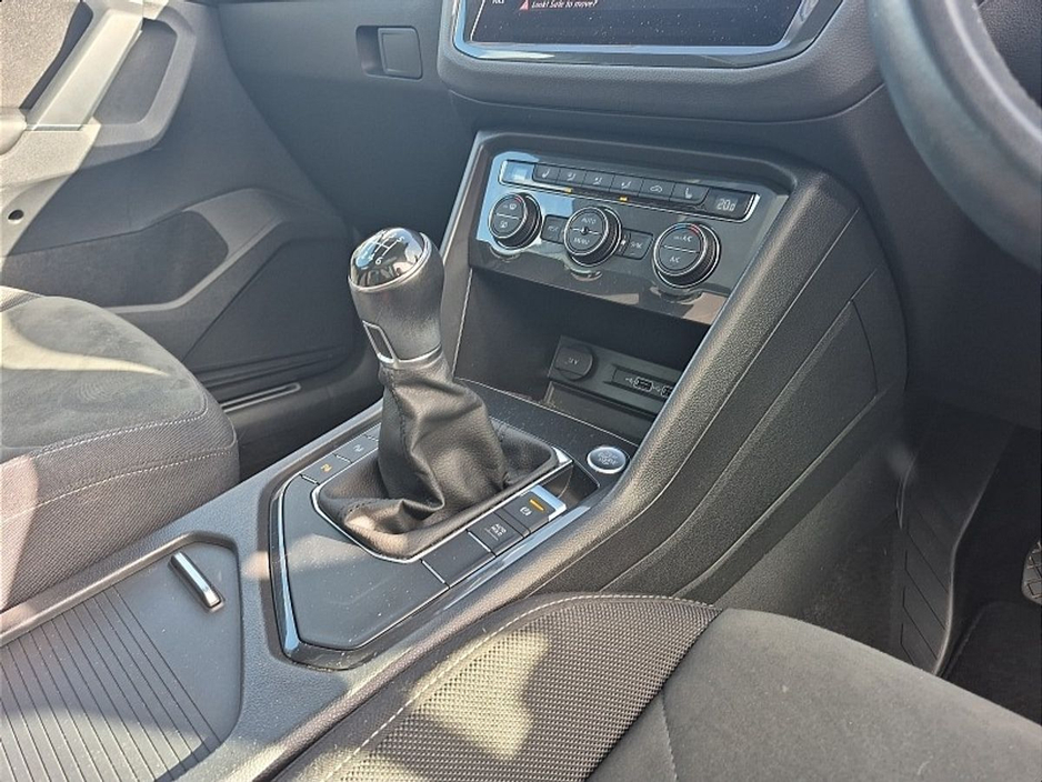 2018 Volkswagen Tiguan - image 12