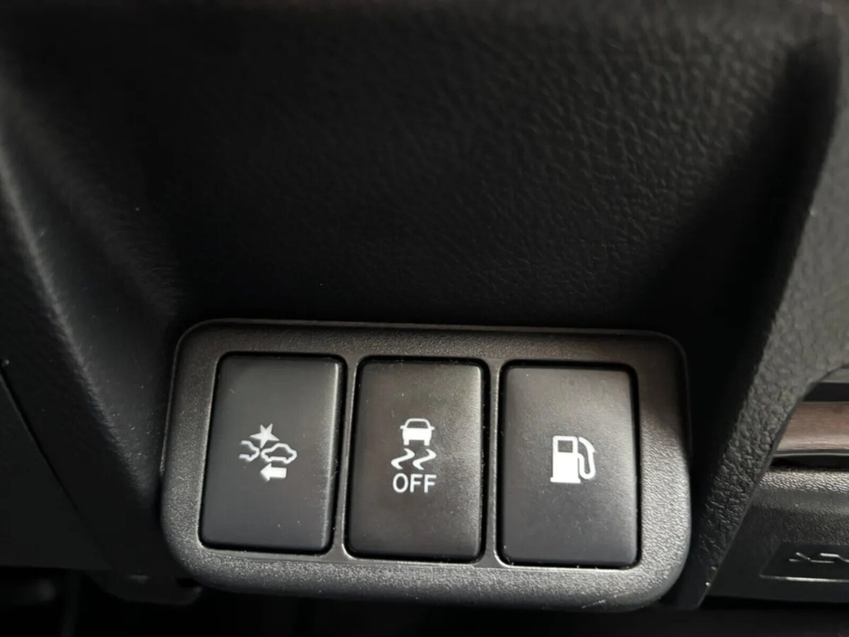 2017 Toyota Avensis 1.6 D-4D Luna Navi Saloon €10,500