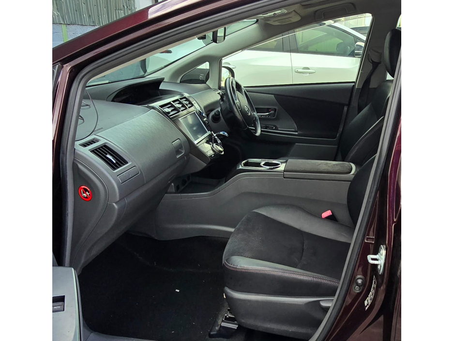 2014 Toyota Prius - image 4