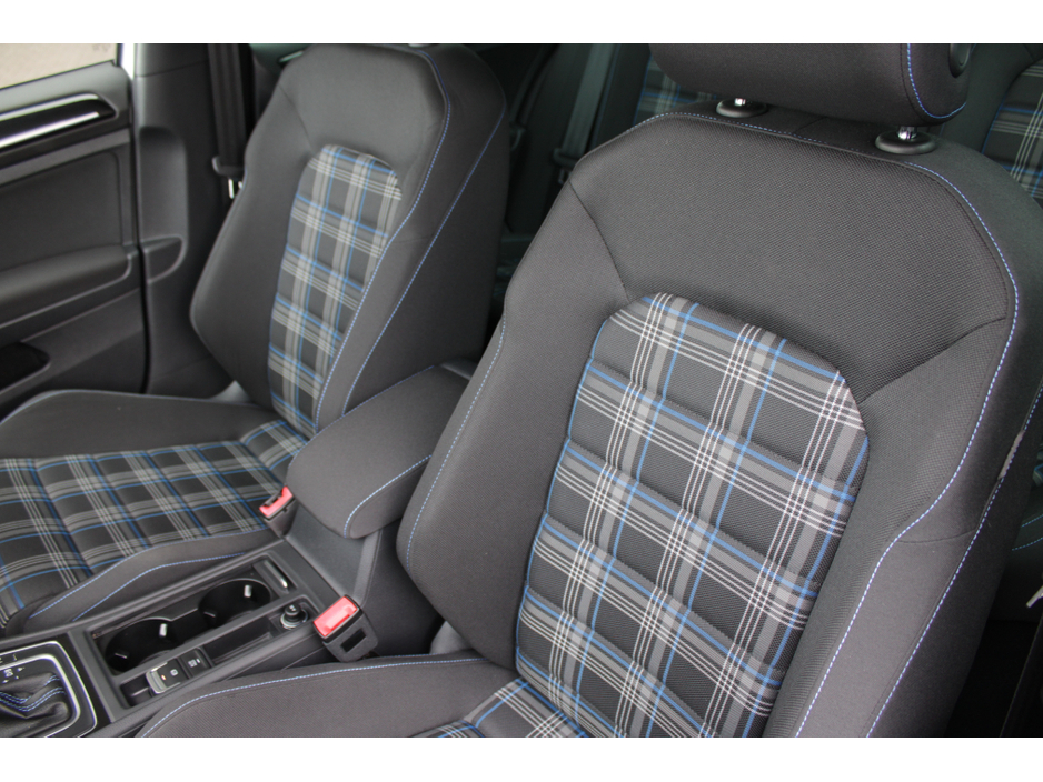 2016 Volkswagen Golf - image 23