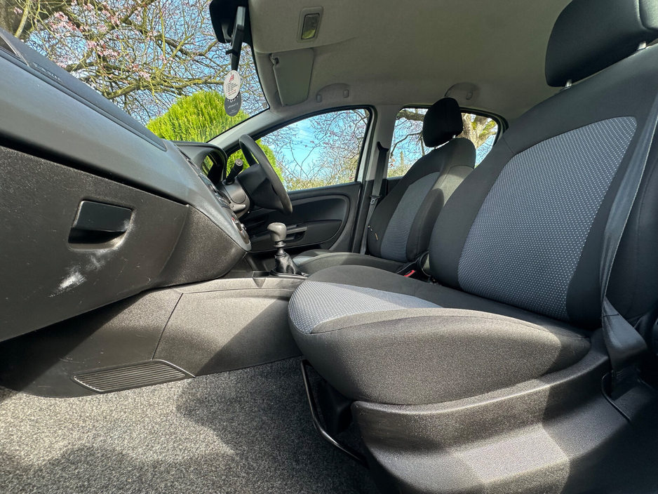 2012 Fiat Punto - image 8