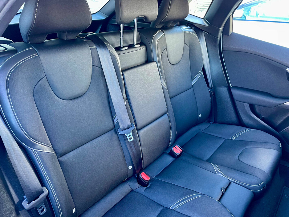 2019 Volvo V40 - image 20