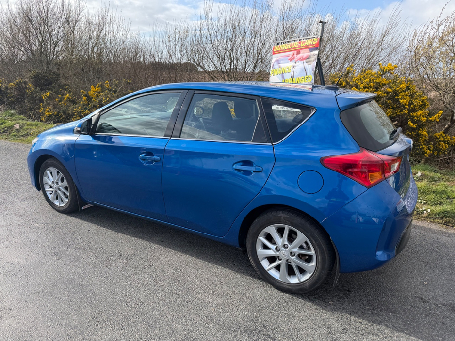 2014 Toyota Auris - image 3