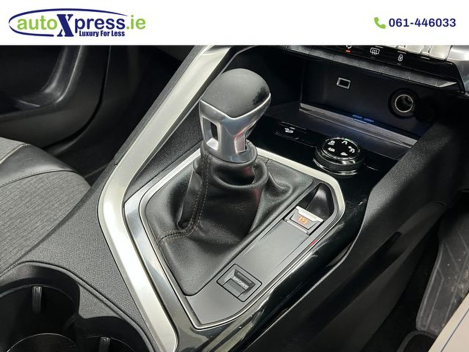 2017 Peugeot 3008 - image 8