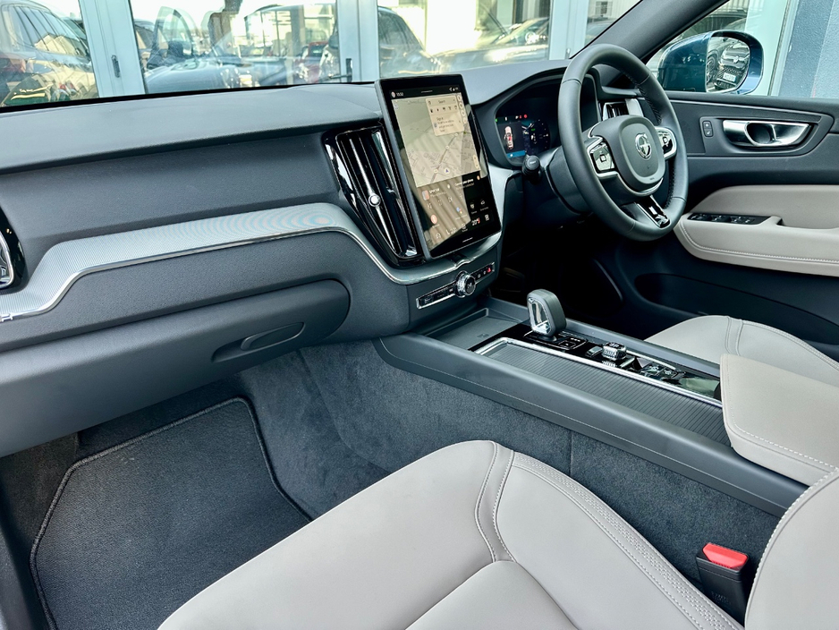 2025 Volvo XC60 - image 12