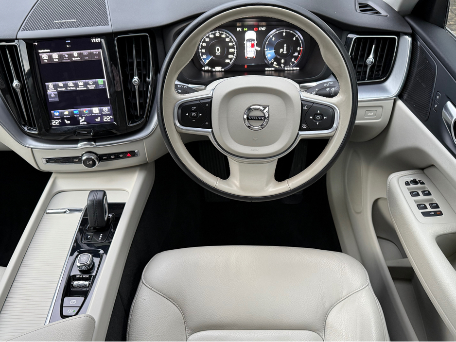 2021 Volvo XC60 2.0D MOMENTUM 5DR AUTO €38,950