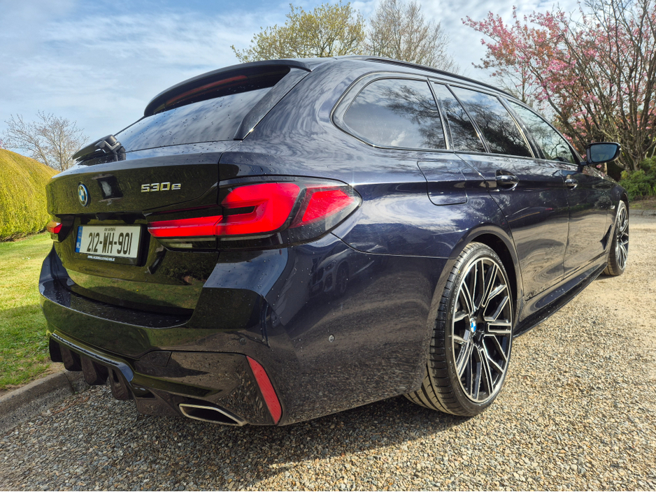 2021 BMW 5 Series - image 4