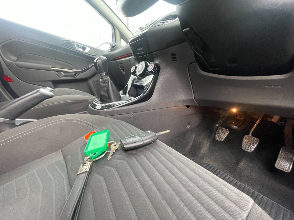 2015 Ford Fiesta - image 17