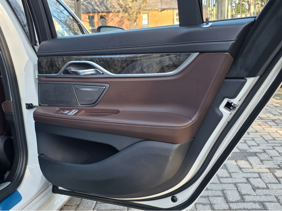 2017 BMW 7 Series - image 26