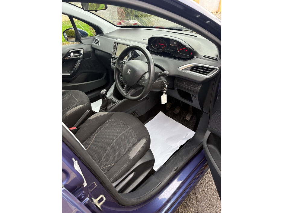 2013 Peugeot 208 - image 9