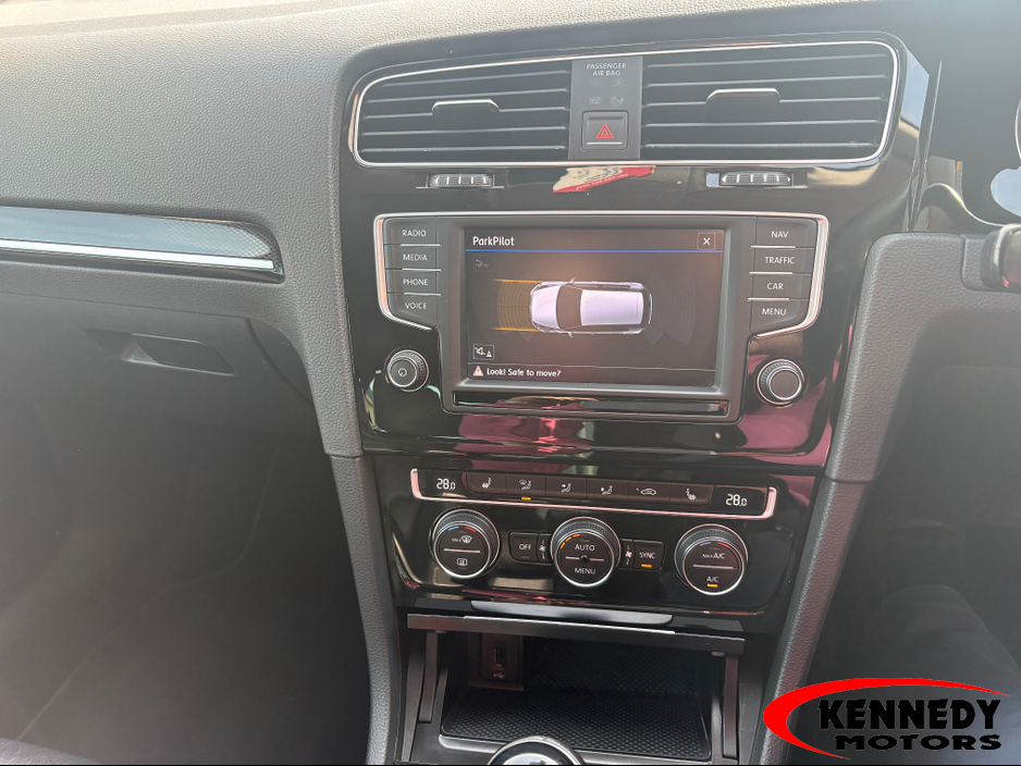 2017 Volkswagen Golf - image 10