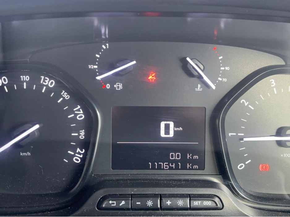 2022 Opel Vivaro - image 4