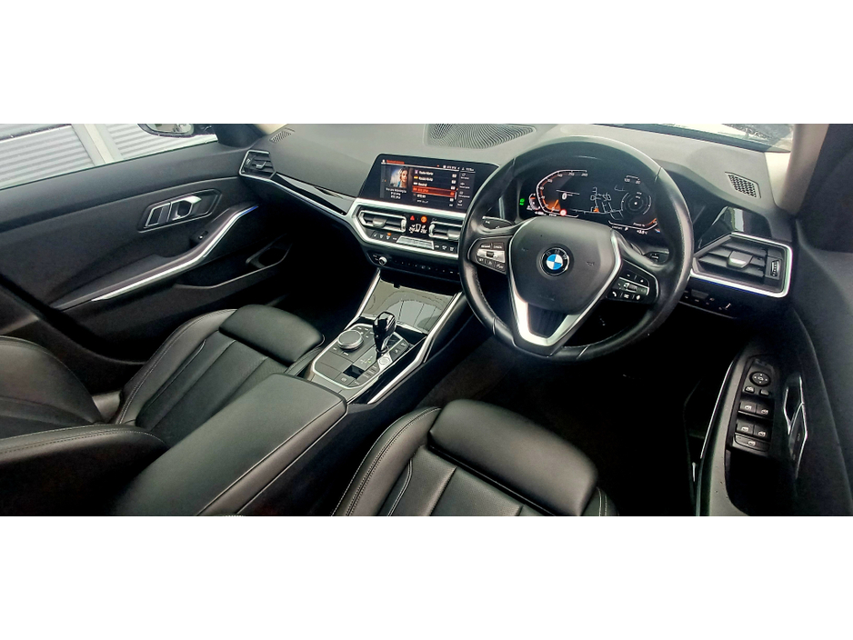 2022 BMW 3 Series - image 4