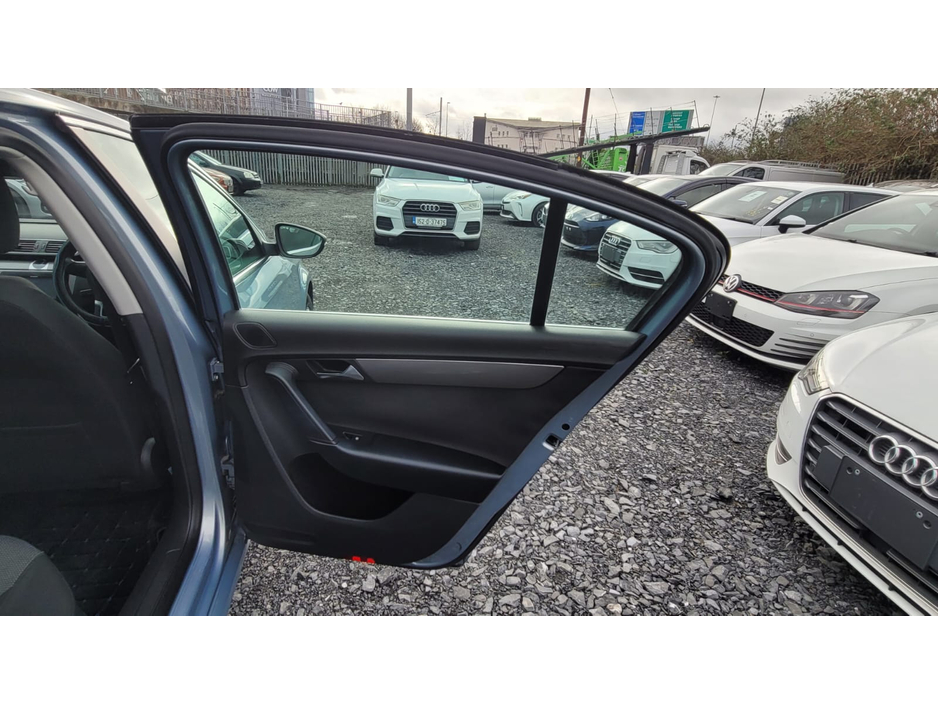 2011 Volkswagen Passat - image 9