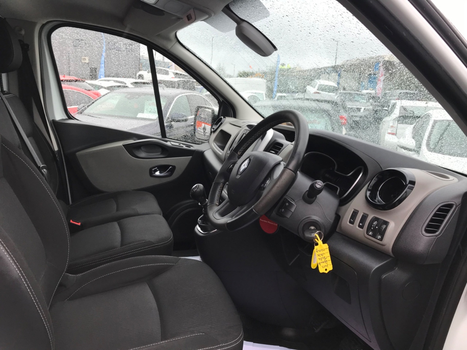 2019 Renault Trafic - image 11